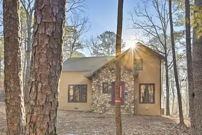Image de Tudor-Style Broken Bow Cottage w/ Hot Tub & Decks!