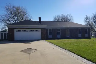 Image de Entire house. Bonus Game Rm. Lg yard w/firepit/driveway/garage.