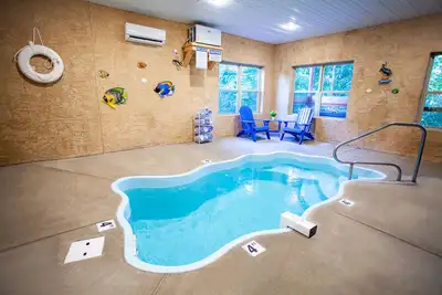Image de ☆Fun Cabin! ☆Private Indoor Pool☆Hot Tub☆Game Room☆Zipline☆Fast WiFi☆Near Pf