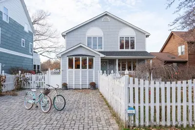 Image de \"Pier Joy! \" - 3br Waterfront Home W/Private Dock