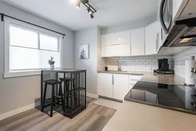 Image de Great Location, Renovated 2-Bdrm Main Floor in Cambrian, Nw!