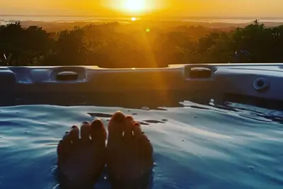 Couples Garden Retreat, Spectacular views and Spa.