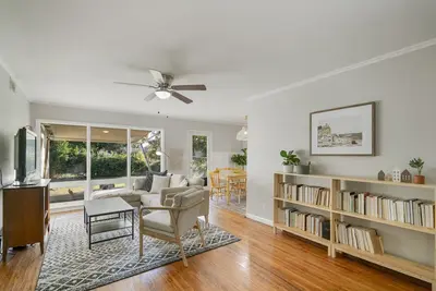 Image de Front Yard of Expo Square!