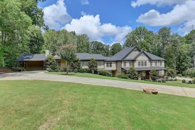 Image de 8-bedroom Luxury Home, 4. 8 Acre w/ Pool, Minutes to Suwanee downtown and Lake