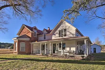 Image de Peaceful Luna Farmhouse with Wraparound Porch!