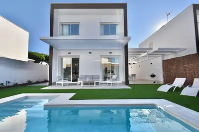 Image de Villa moderne et de luxe avec piscine privée à Chiclana de la Frontera, Andalousie, Espagne pour 8 personnes