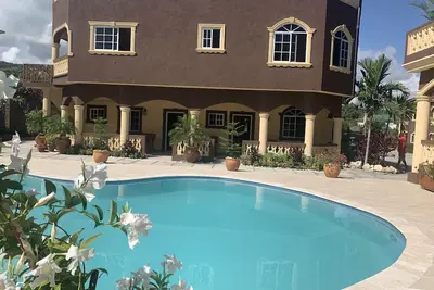 Image de Pool View Two Bedroom Apartment with En-Suite, Open Kitchen and Living Room