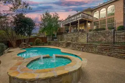 Image de Illuminous Home, Private Pool, 4 min Walk to Lake