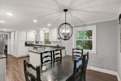 Image de Private/spacious home w/backyard near Grand Park