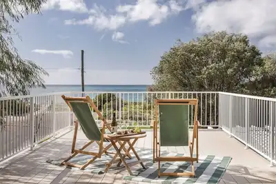 Image de Perfectly Styled Beach House With Newly Renovated Balcony