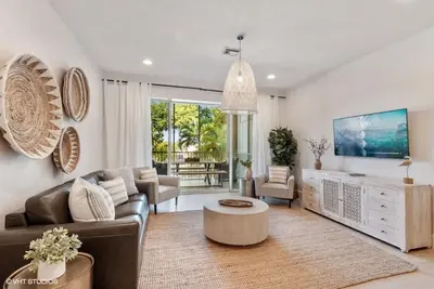 Image de Beautiful Oceanside Mariner`s 3 Bedroom Townhome