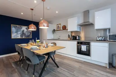 Bright 2 Bed Manchester Apartment by Old Trafford