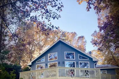 Image de The lake is calling! Stunning views and short walk to the water!