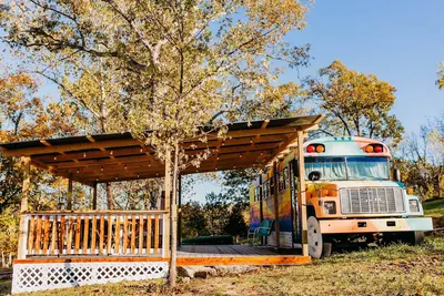 Image de Lost Hill Lake Sunshine Skoolie, The Sunshine Skoolie - Lost Hill Lake