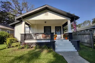 Image de Hometown Hideaway Newly renovated Craftsman home 2 minutes to Laurel city center