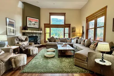 Private Garage/Walk to the Gondola in 2 Minutes/Pool and Hot Tub/Fitness Room