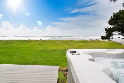 Image de Ocean Front, Amazing Views! Hot Tub! Dog Friendly!