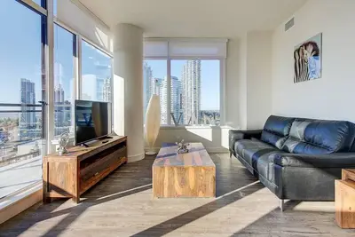 Image de Luxe 2br Apt with Balcony: Minutes from Sky Train
