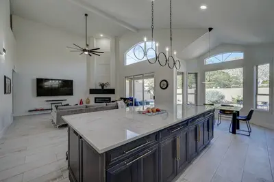 Image de Heated Pool Hot Tub, Hiking Near Trailheads Golf, Full Remodel, 5 Beds 3 Baths