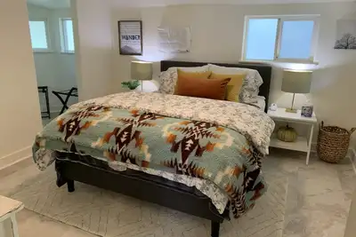 Image de Garden Cottage - 1 bedroom + loft sleeps 4, 15 min to U of O