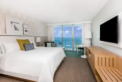 Image de Resort on a pristine stretch of sand, offers a stunning view of Florida’s coast.