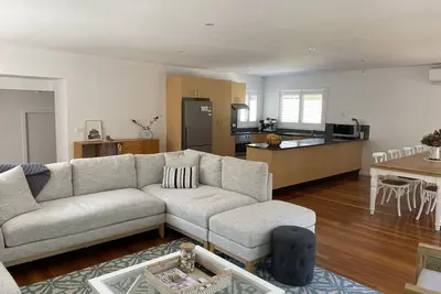 Image de Large family home with nature walk to beach and amenities