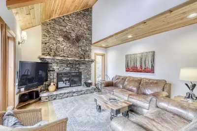 Image de Sweet chalet with private hot tub, firepit, game room & minibar