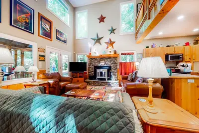 Image de Comfortable home with high-speed WiFi, private washer/dryer, and central Ac