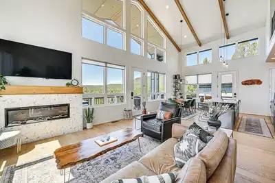 Image de Views & Hot Tub: 'Pineberry Modern' Luxury Home