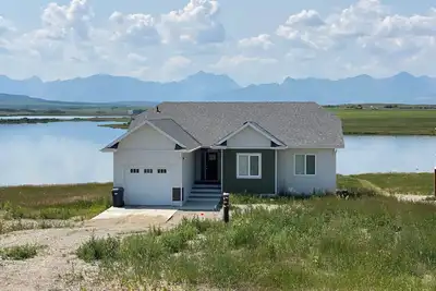 Image de Brand new beautiful home with best view outside of Waterton Park. Lower suite.