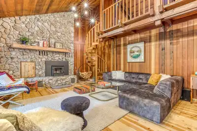 Image de Three-Story Riverfront Home with Fireplace, Hot Tub, Gas Grill, Pool Table, Deck