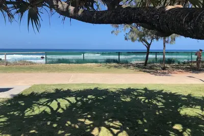Image de North Burleigh Family Resort opposite the Burleigh Esplanade and patrolled beach