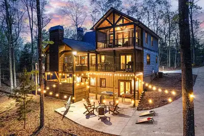 Image de Luxe Wolf Cabin, Hot Tub, 2 Fireplaces, Fire Pit, Arcade, Ramp, Massage Chr