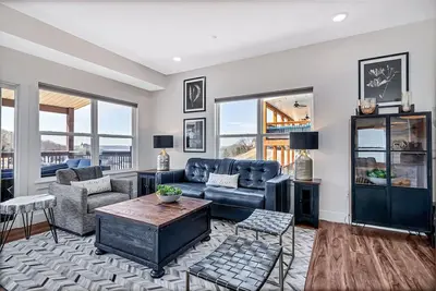 Image de Be LakeCrazed with Lake Views-BackYard-Free Tickets-FirePit-Hot Tub-Grill-Games-Pools!