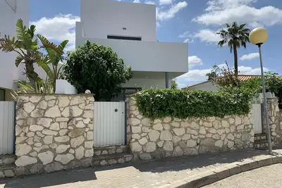 Image de Very well-equipped vacation home with several terraces, garden and sea view