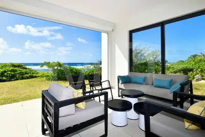 Image de White and Blue moderne sur la plage avec piscine