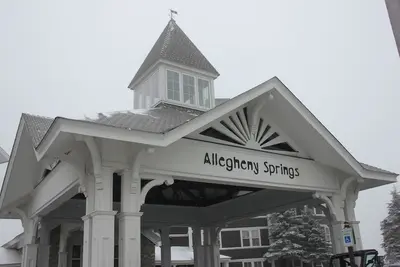 Image de First Floor Allegheny Springs with Private Entrance-free pool use, slopeside, A/C
