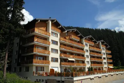 Image de Un séjour avec coin à manger, une cuisine séparée avec lave-vaisselle et une machine à café Nespress