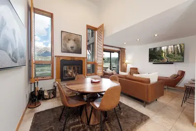 Image de Mid Century Modern Condo - Deck with Great Views - Heated Pool