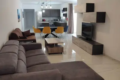 Image de Spacious 3 Bedroom Maisonette few metres away from the promenade