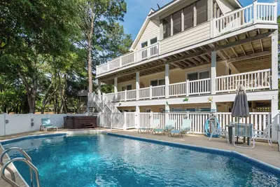 Image de Plum Paws: Pool | Hot Tub | Sound Views | Dogs Ok