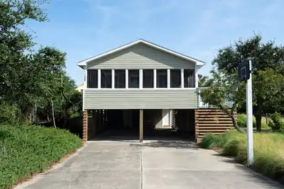 Image de A Captain's Tale: Short Walk to Beach and Downtown