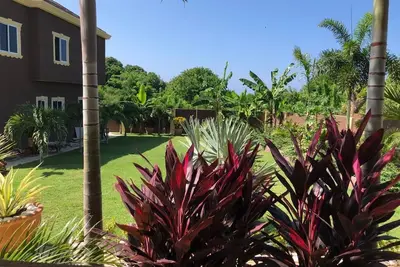 Image de Garden View Two Bedroom Apartment with En-Suite, Open Kitchen and Living Room