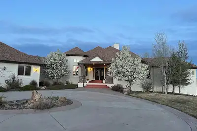 Image de Large estate with indoor pickleball, Xl hot tub, sauna, golf & Views galore!