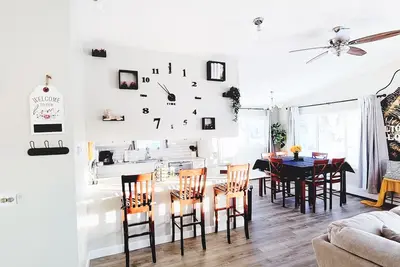 Image de Lions Loft w/ hot tub, king size bed, and kids cove!