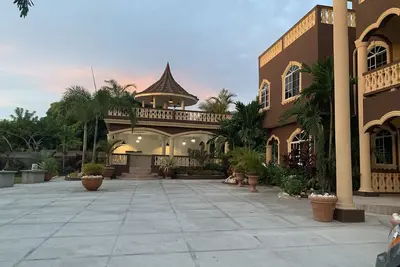 Image de Pavillion View Two Bedroom Apartment with En-Suite, Kitchen and Living Room