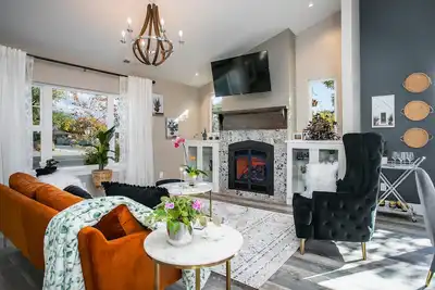 Image de Luxury Retreat-gourmet kitchen, playhouse, hot tub, & steam shower