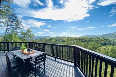 Image de ✨5br/4ba Secluded Cabin w/ Amazing View ⛰ Movie Theater 🎥 Hot Tub 🛁 Fire Pit🔥