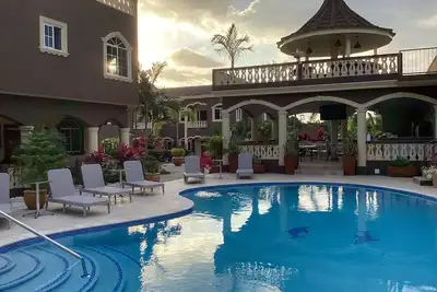 Image de Large Three Bedroom, Three Bathroom Apartment with Open Kitchen and Living Room