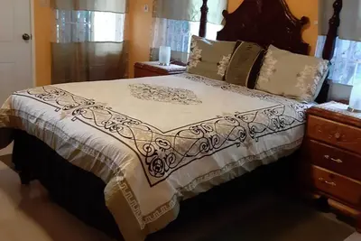 Image de Private getaway house walking distance to beaches and restaurants. Apt#1.